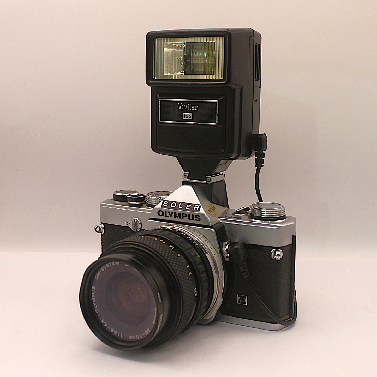 Cámara fotográfica Olympus OM-1 con flash Vivitar 125