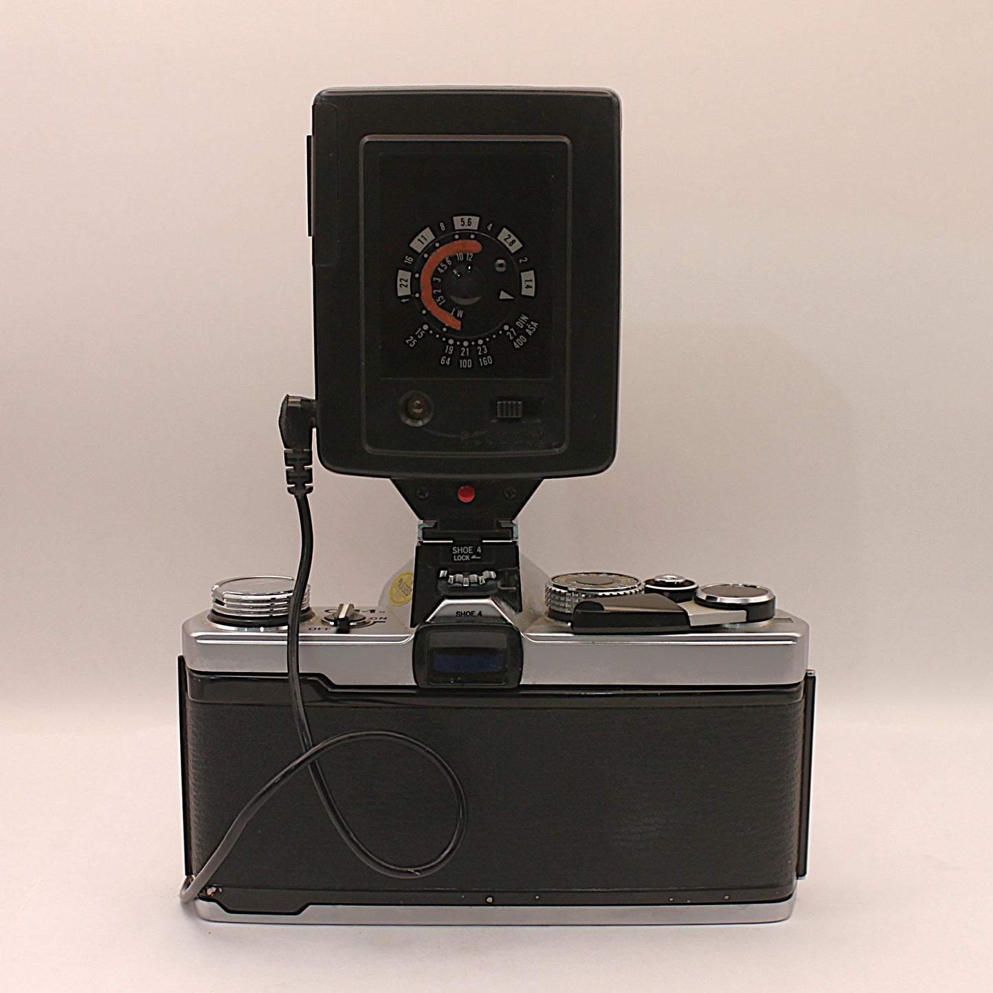 Cámara fotográfica Olympus OM-1 con flash Vivitar 125