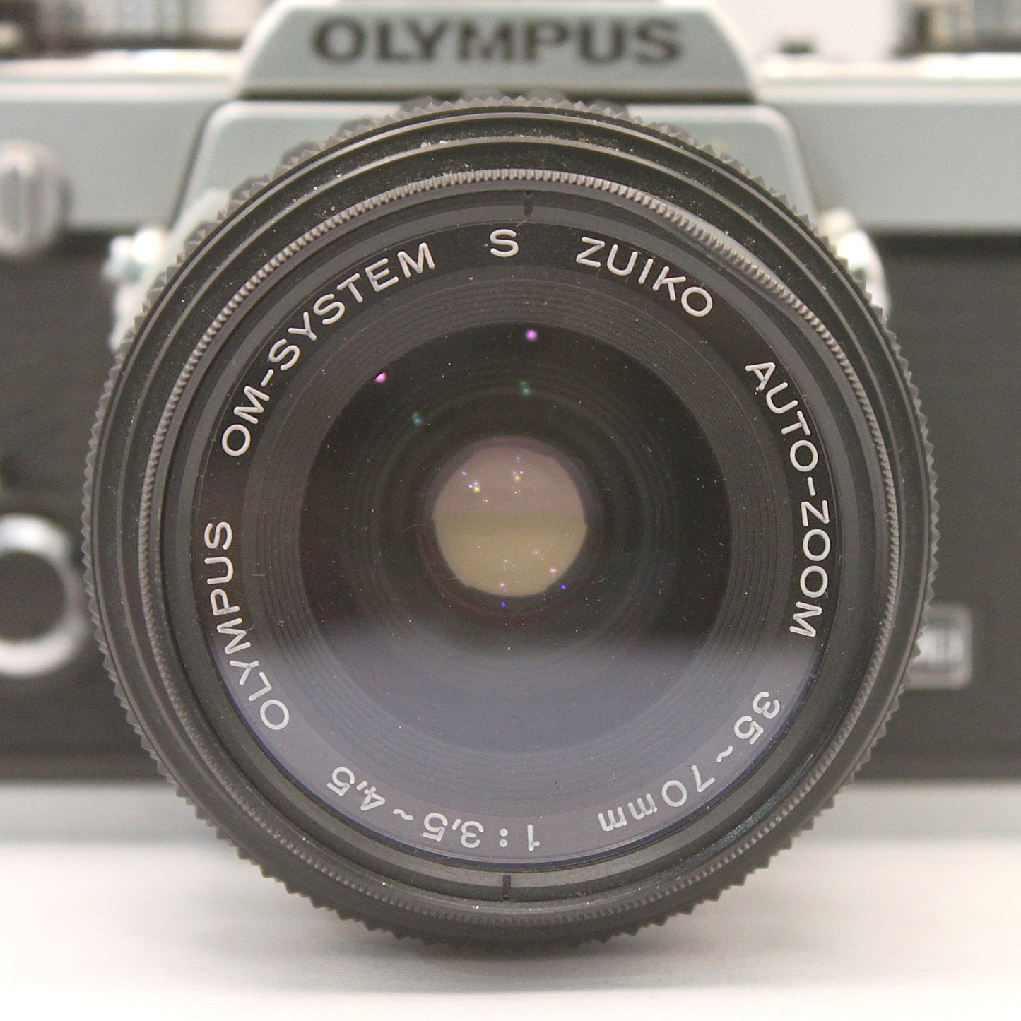 Cámara fotográfica Olympus OM-1 con flash Vivitar 125