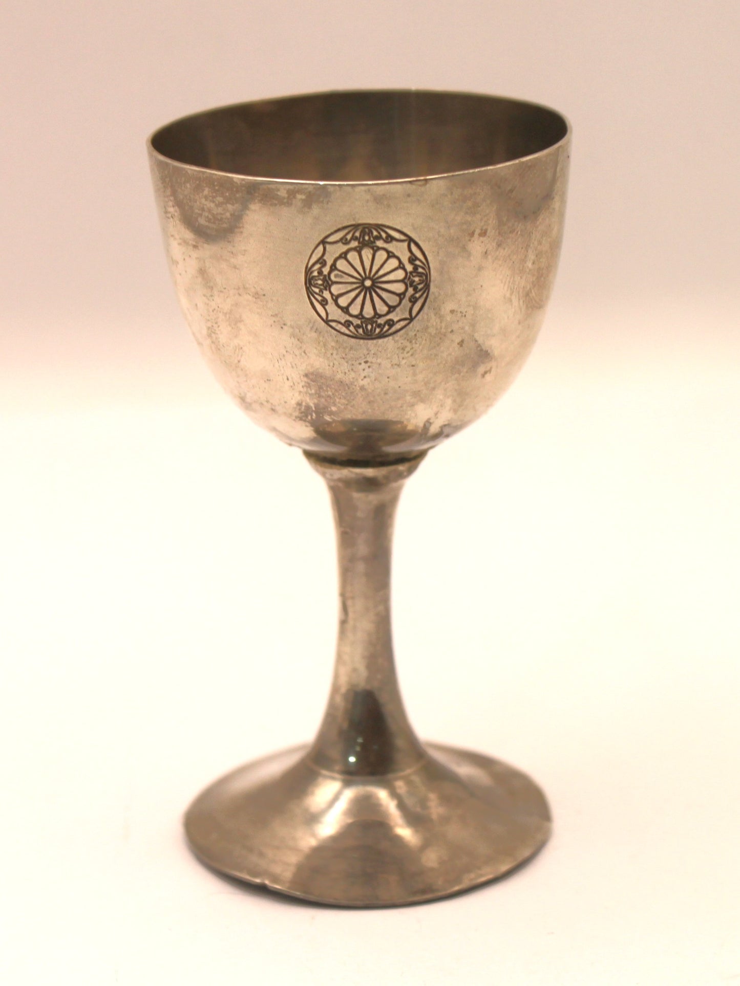 Copa conmemorativa en plata con crisantemo imperial de Japón