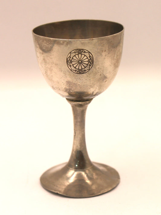 Copa conmemorativa en plata con crisantemo imperial de Japón