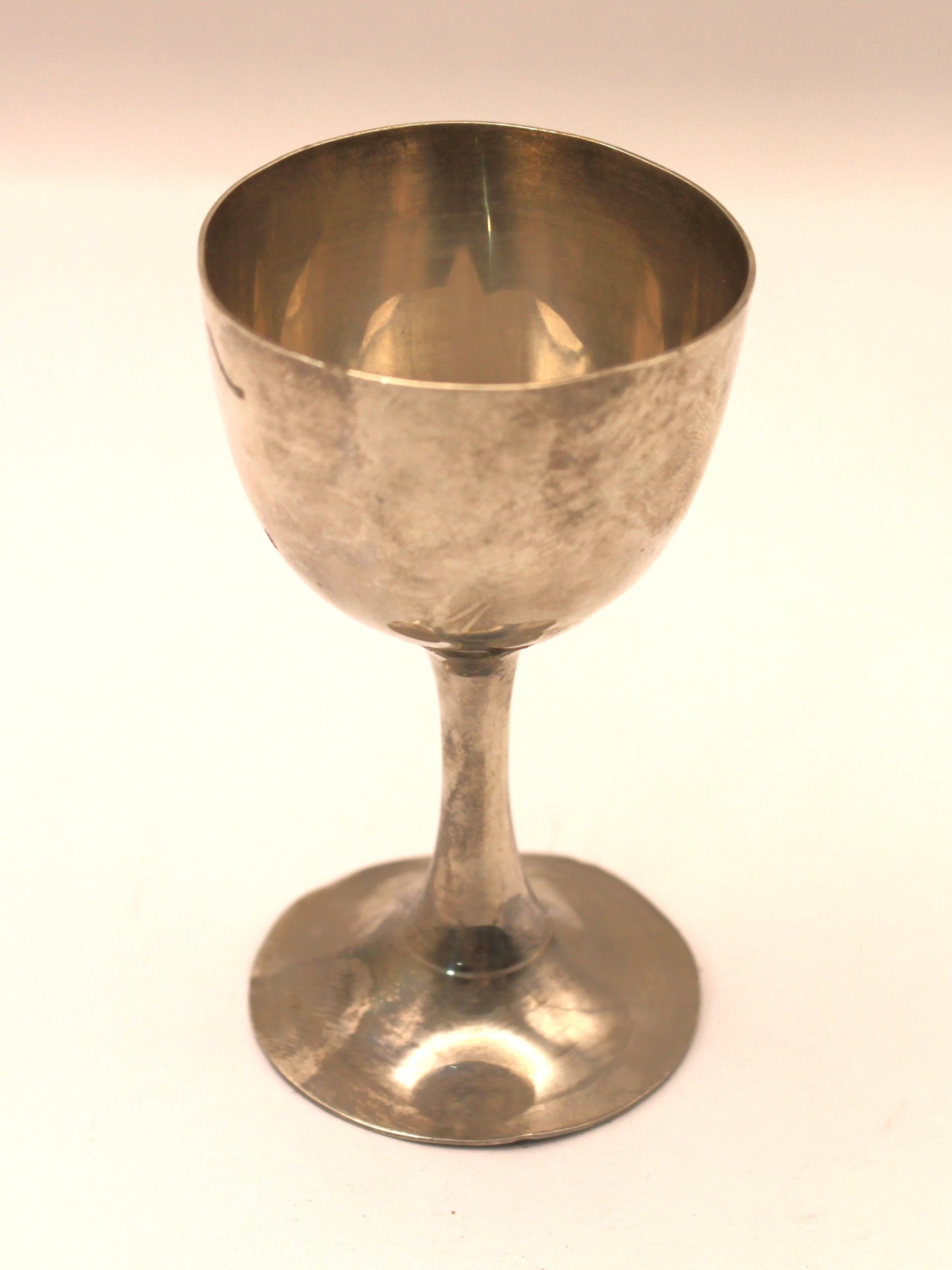 Copa conmemorativa en plata con crisantemo imperial de Japón