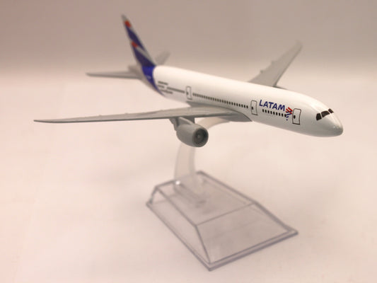 Boeing 787-8 "Dreamliner" de LATAM Airlines a escala