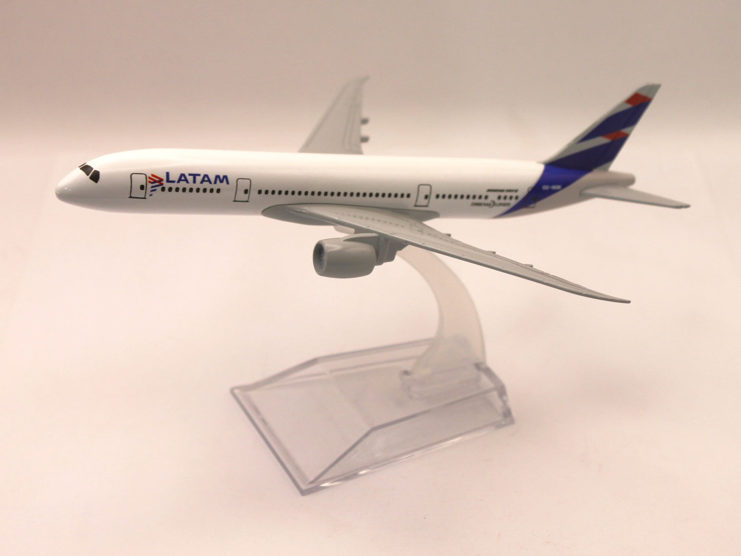 Boeing 787-8 "Dreamliner" de LATAM Airlines a escala