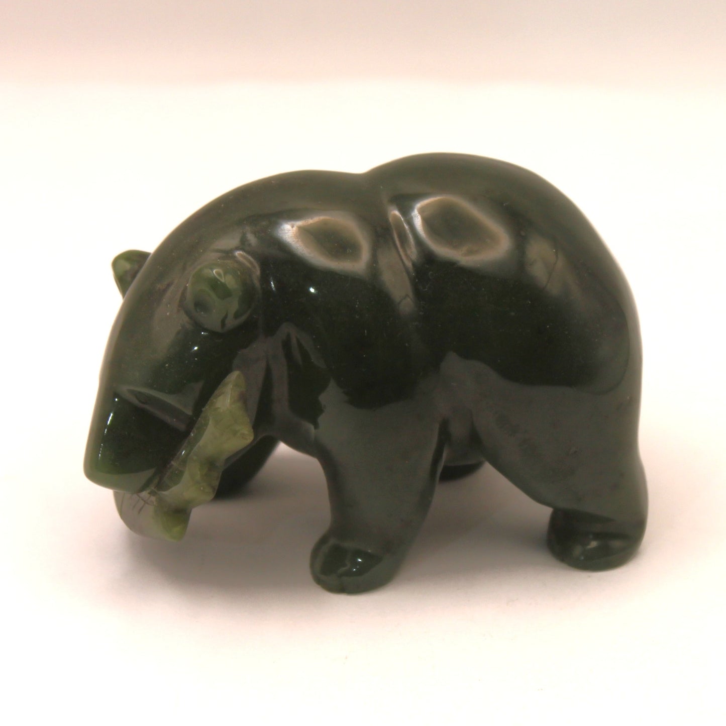 Osito salmonero en jade verde tallado (figura)