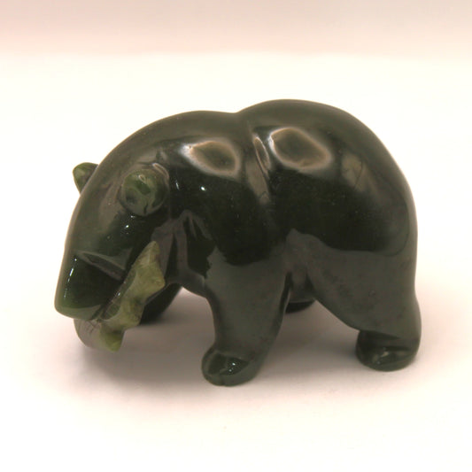 Osito salmonero en jade verde tallado (figura)