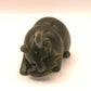 Osito salmonero en jade verde tallado (figura)