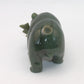 Osito salmonero en jade verde tallado (figura)