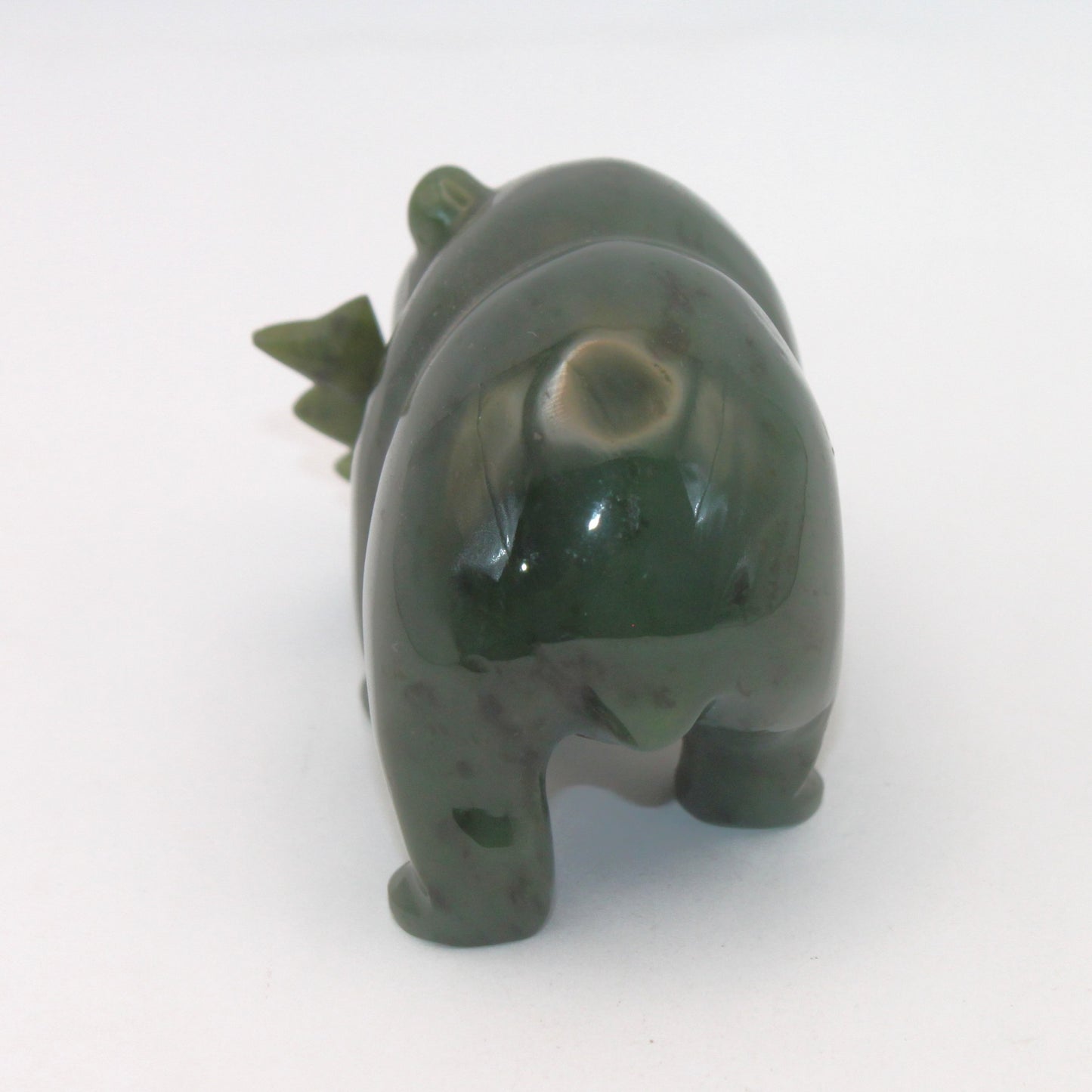 Osito salmonero en jade verde tallado (figura)