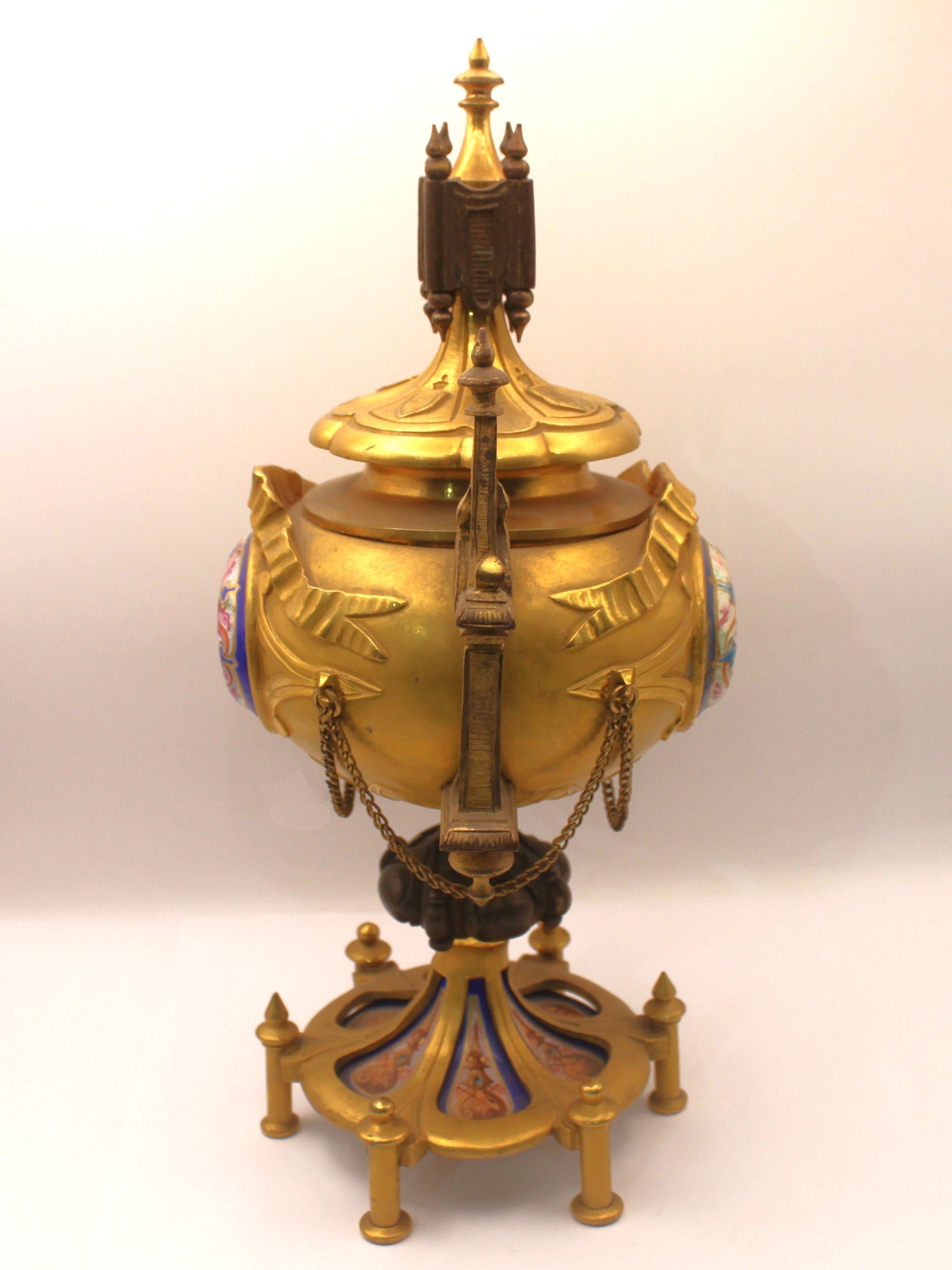 Cassolette neogótica de bronce dorado y porcelana esmaltada