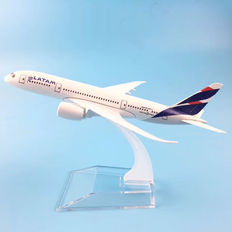 Boeing 787-8 "Dreamliner" de LATAM Airlines a escala