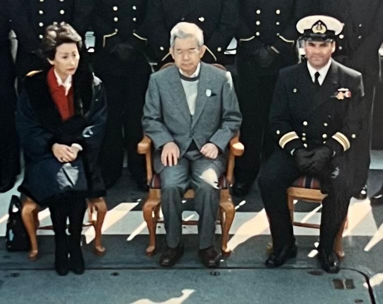 Copa conmemorativa en plata con crisantemo imperial de Japón