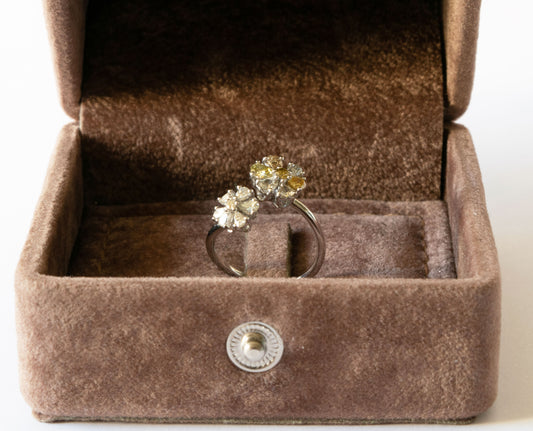 Anillo de diamantes en flor sobre oro blanco de 18 quilates