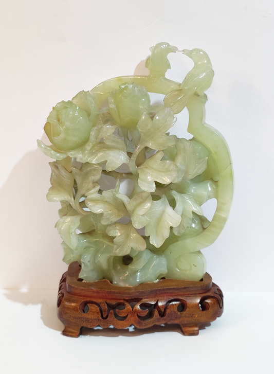 Aves y rosas en jade (escultura)
