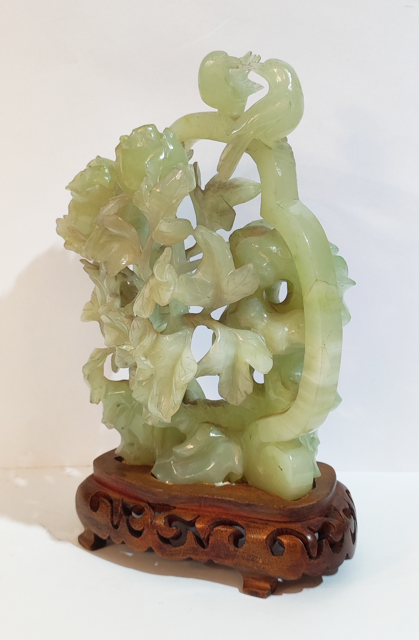 Aves y rosas en jade (escultura)