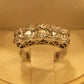 Anillo de diamantes sobre oro blanco de 18 quilates