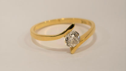 Anillo de diamante solitario sobre oro amarillo de 18 quilates