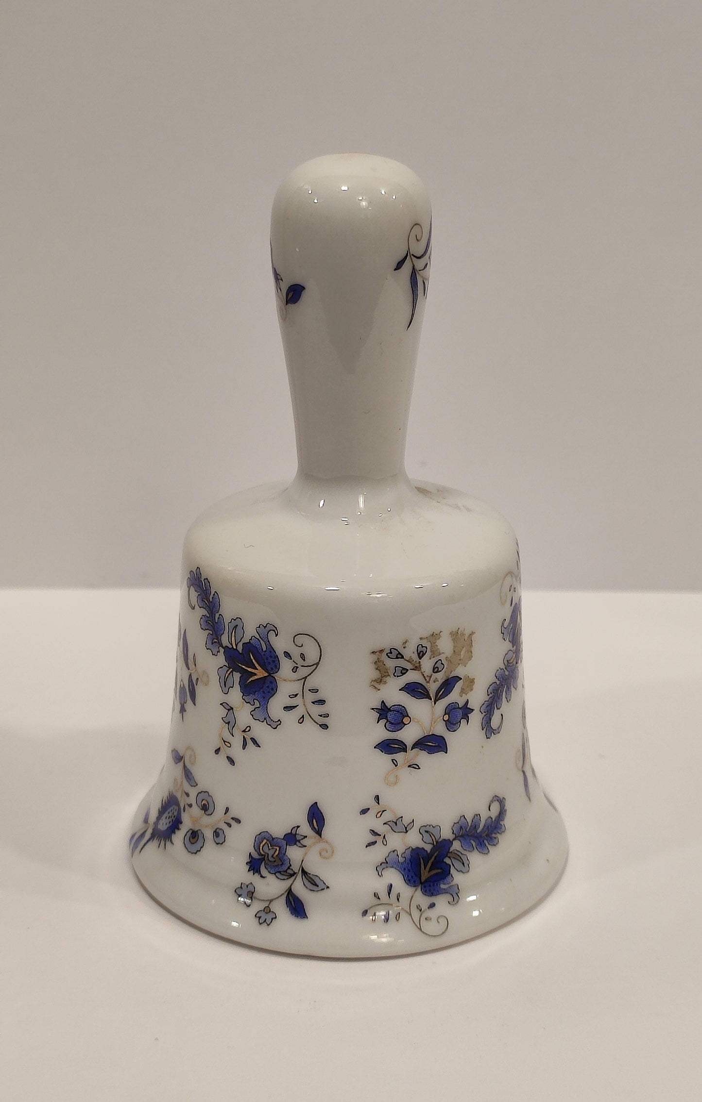 Campanilla de porcelana decorada con flores