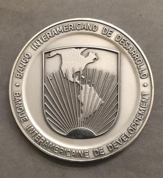 Medalla de reconocimiento a Eduardo Figueroa Geisse - Banco Interamericano de Desarrollo
